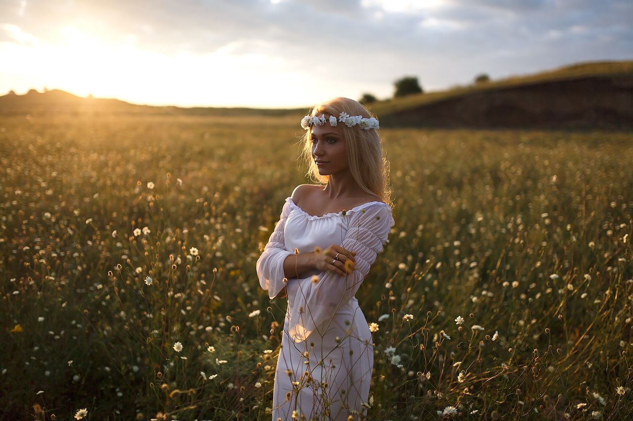 Girls in Slavic costumes in San Jose